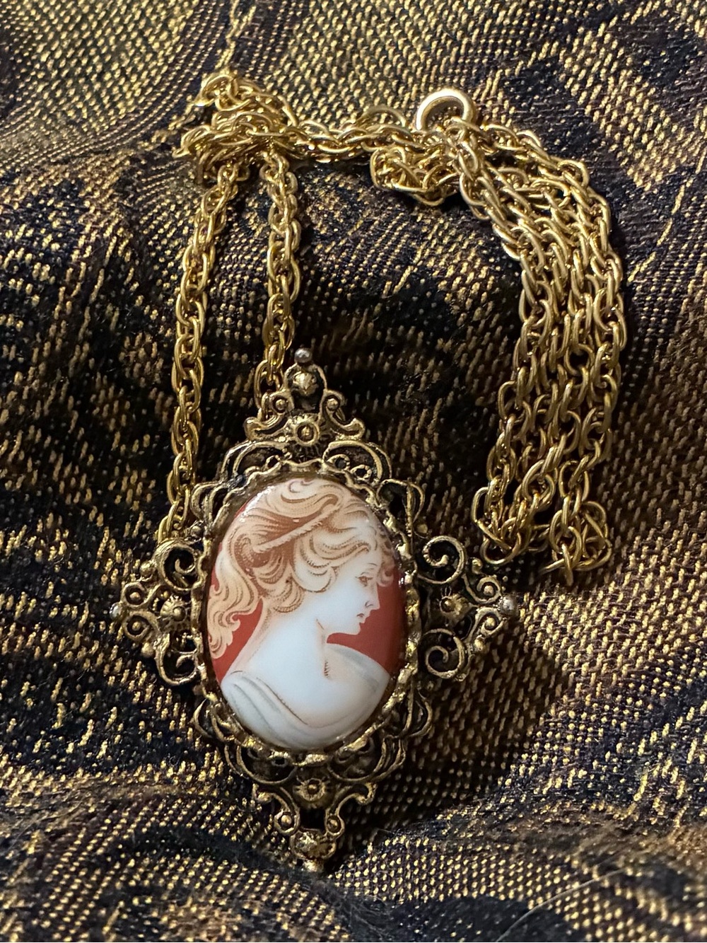 Vintage-Style Gold Tone Cameo Pendant Necklace in Gold and Cream